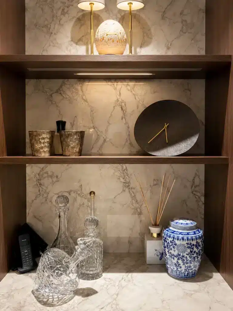 Badkamer met houten wandnis en decoratie na renovatie, Ouddorp