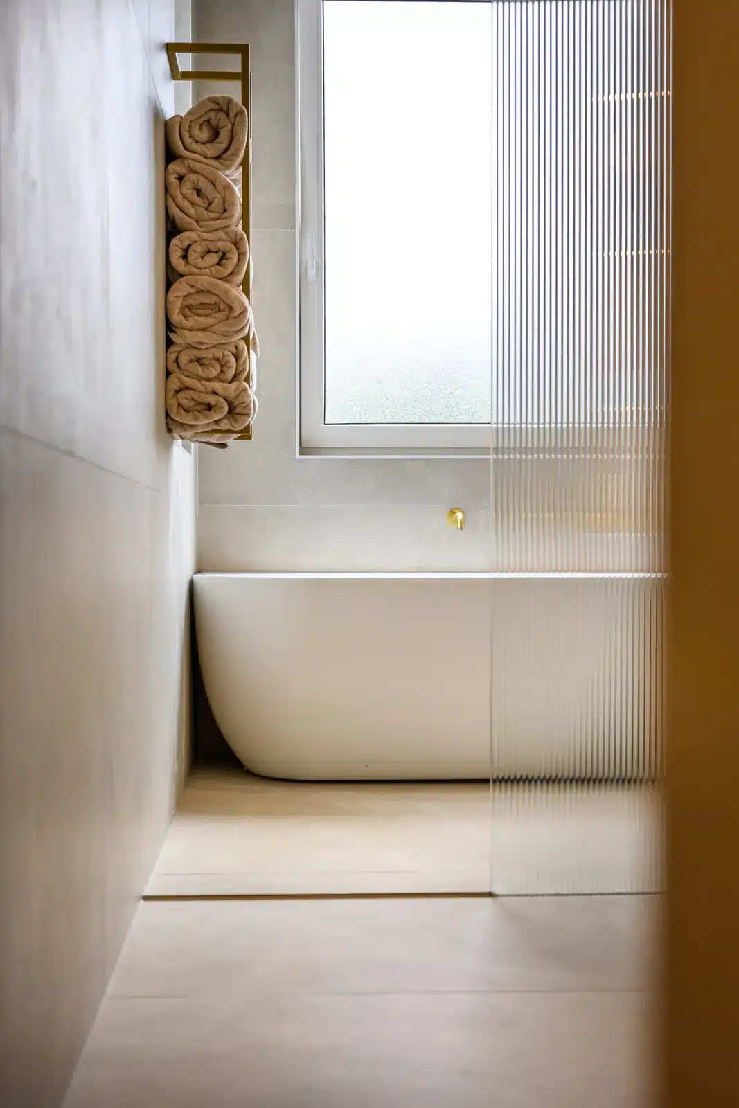 Badkamer met ligbad en raam na renovatie, Schiedam