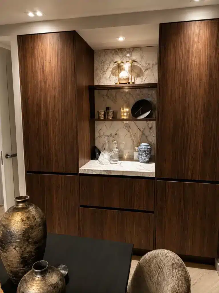 Badkamer met houten nis en spiegel na renovatie, Ouddorp