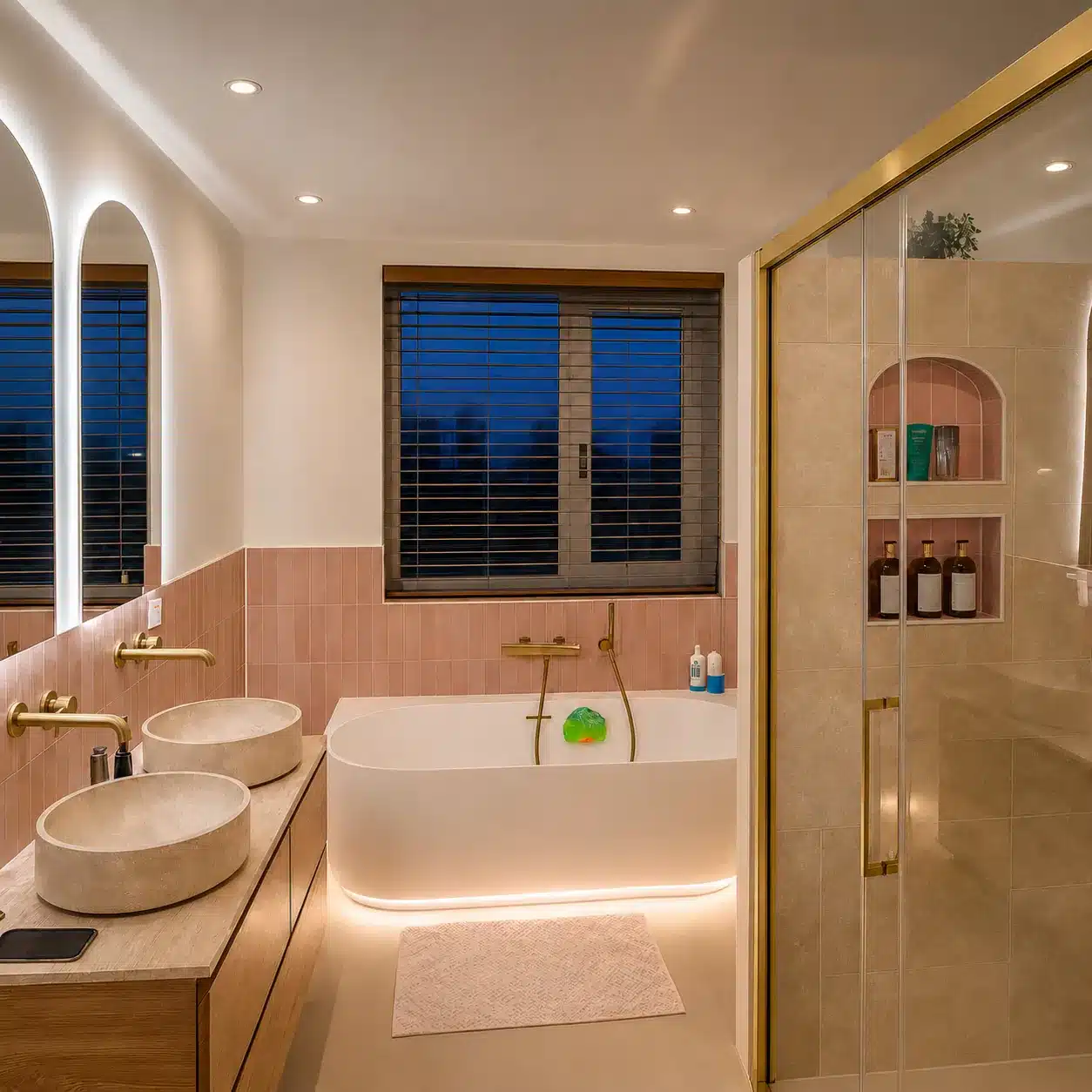 Badkamer met wastafels, raam en verlichte nis, Den Haag