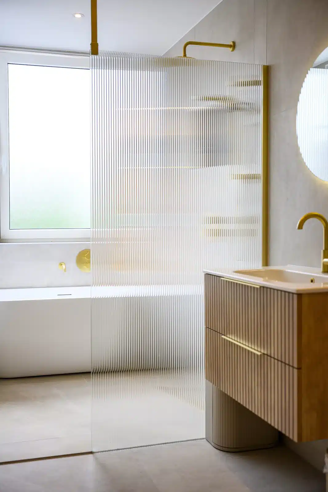 Badkamer met houten wastafelmeubel en verlichte spiegel, Schiedam