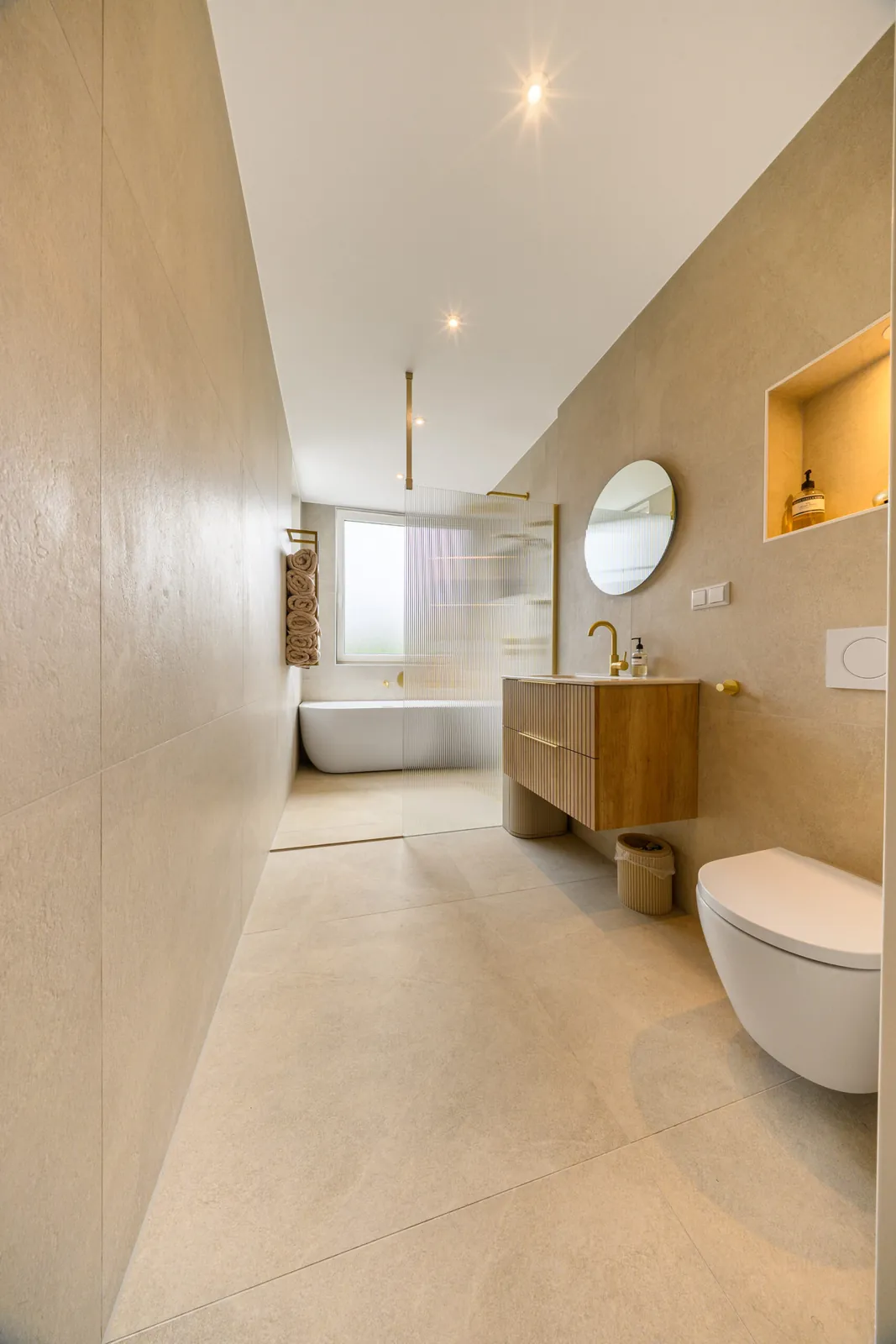Badkamer met ligbad en houten wastafelmeubel, Schiedam