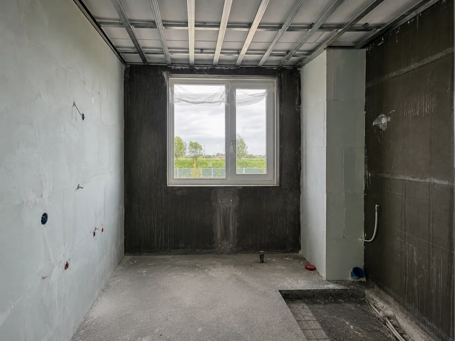 Badkamer voor renovatie, kale wanden en raamkozijn zichtbaar, Den Haag