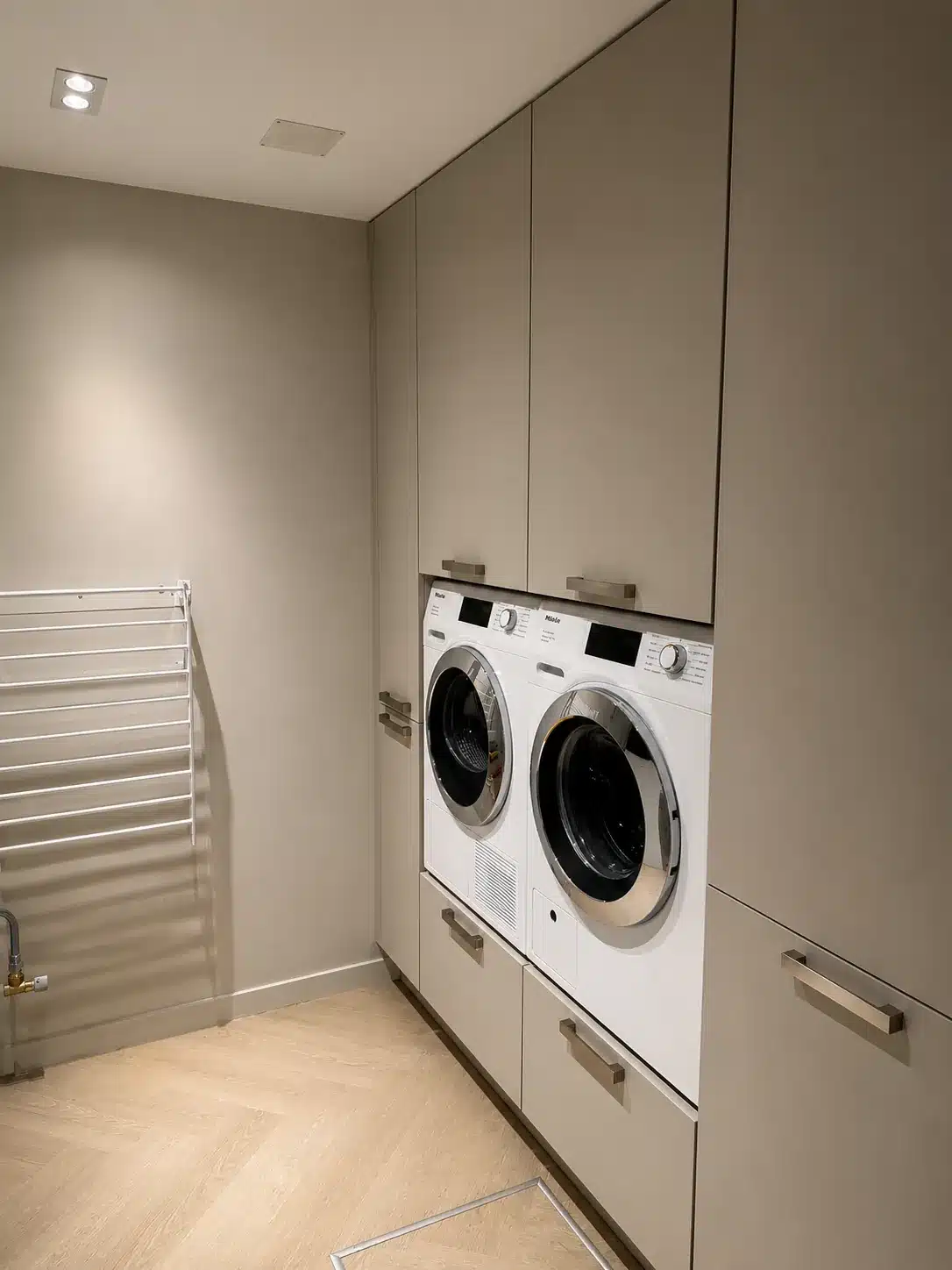 Bijkeuken met wasmachine en droger na complete renovatie, Ouddorp