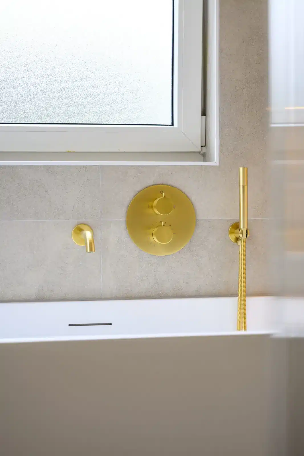 Detail van goudkleurige douchekraan na renovatie, Schiedam