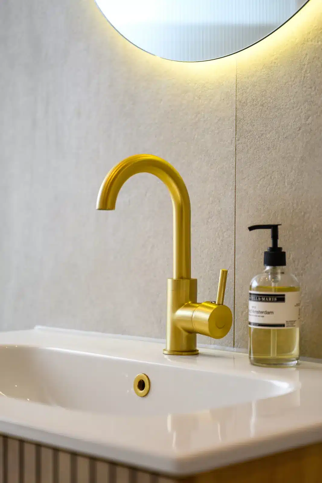 Detail van goudkleurige wastafelkraan na renovatie, Schiedam