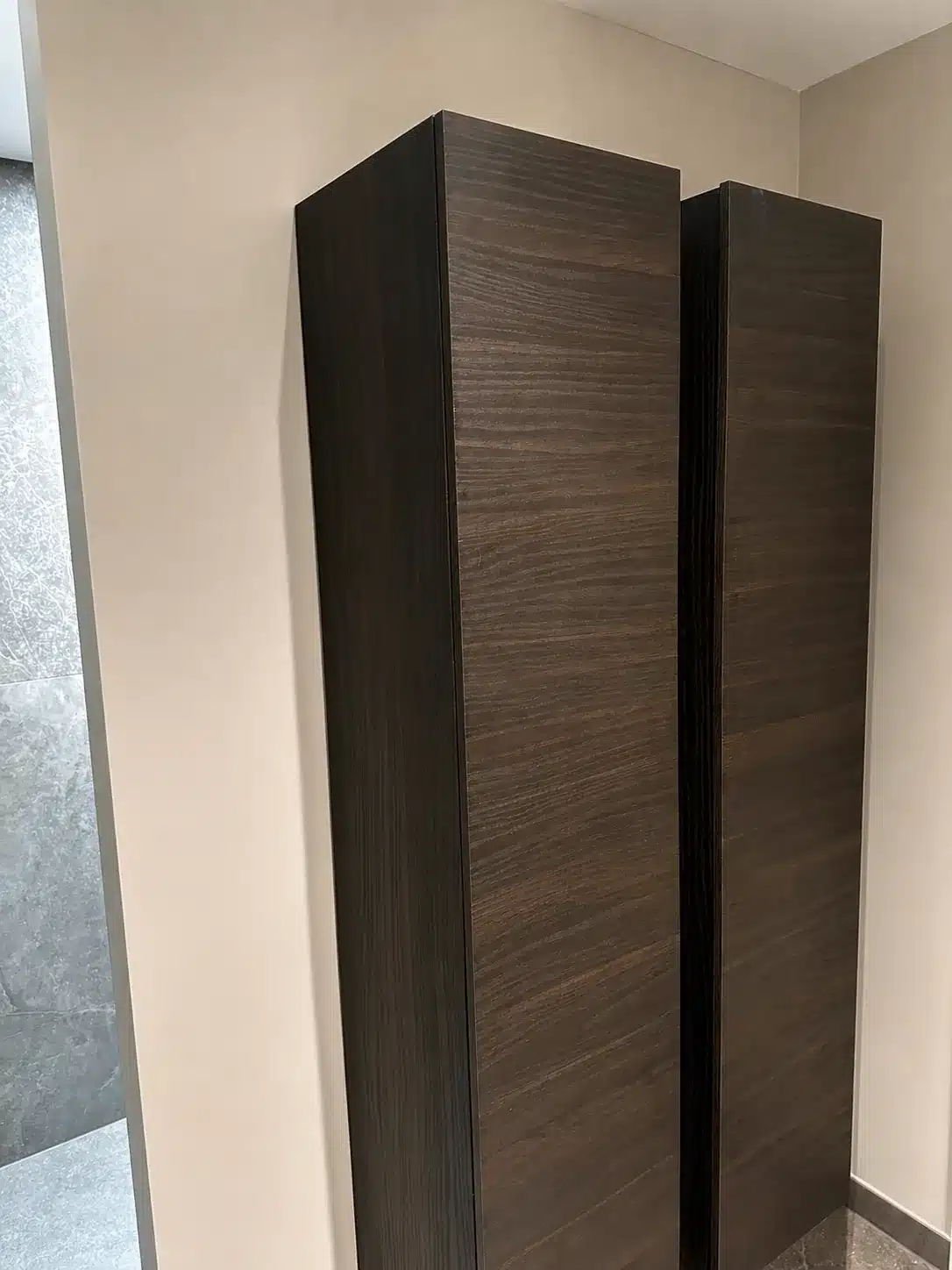 Doucheruimte met houten wandpaneel en goudkleurige kraan, Rotterdam