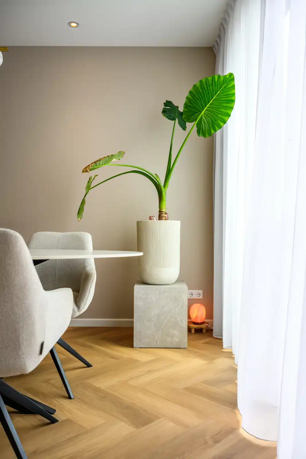 Eethoek met witte stoel en vazen na complete renovatie, Schiedam