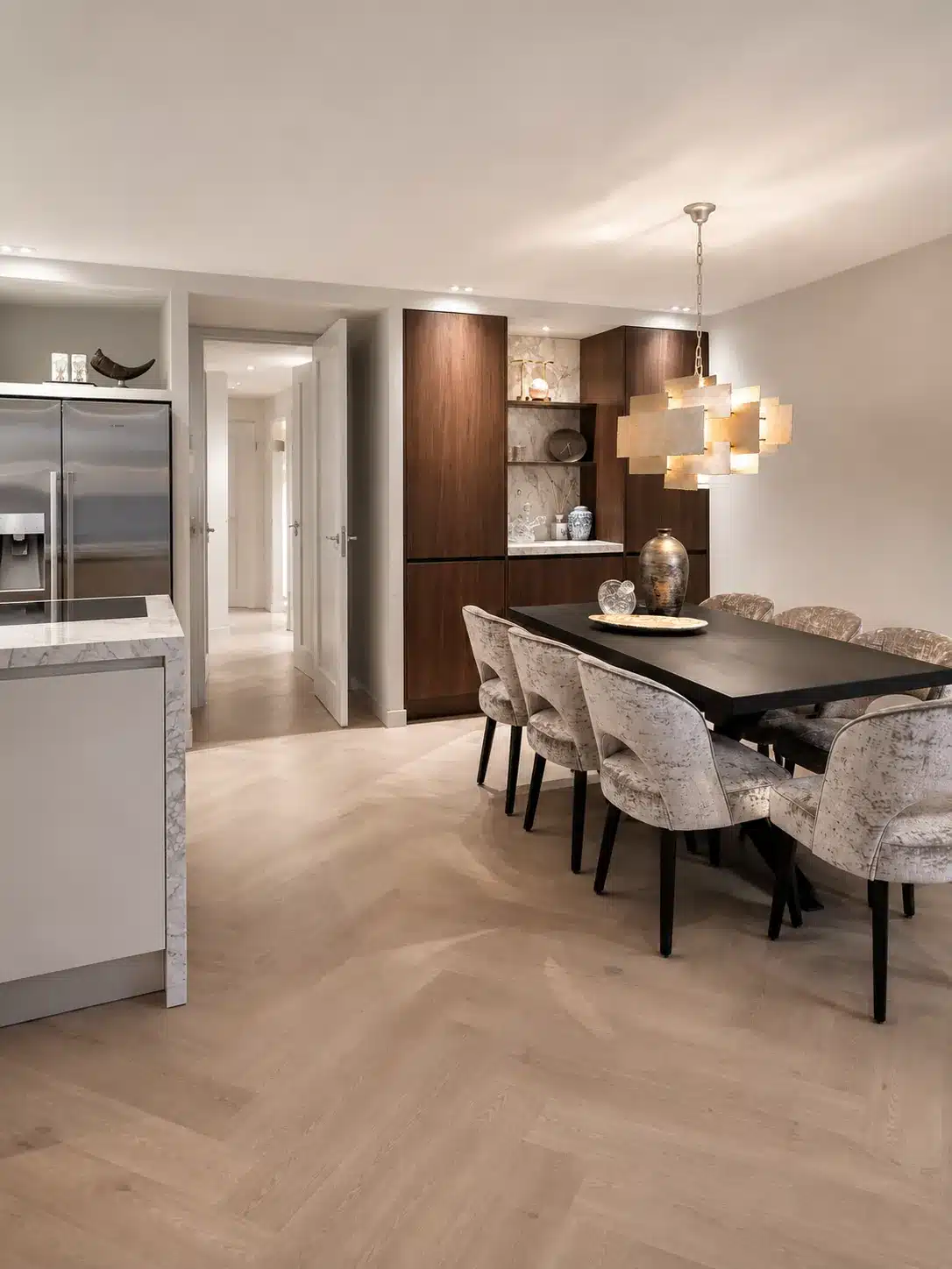 Eetkamer met donkere tafel en hanglampen na renovatie, Ouddorp