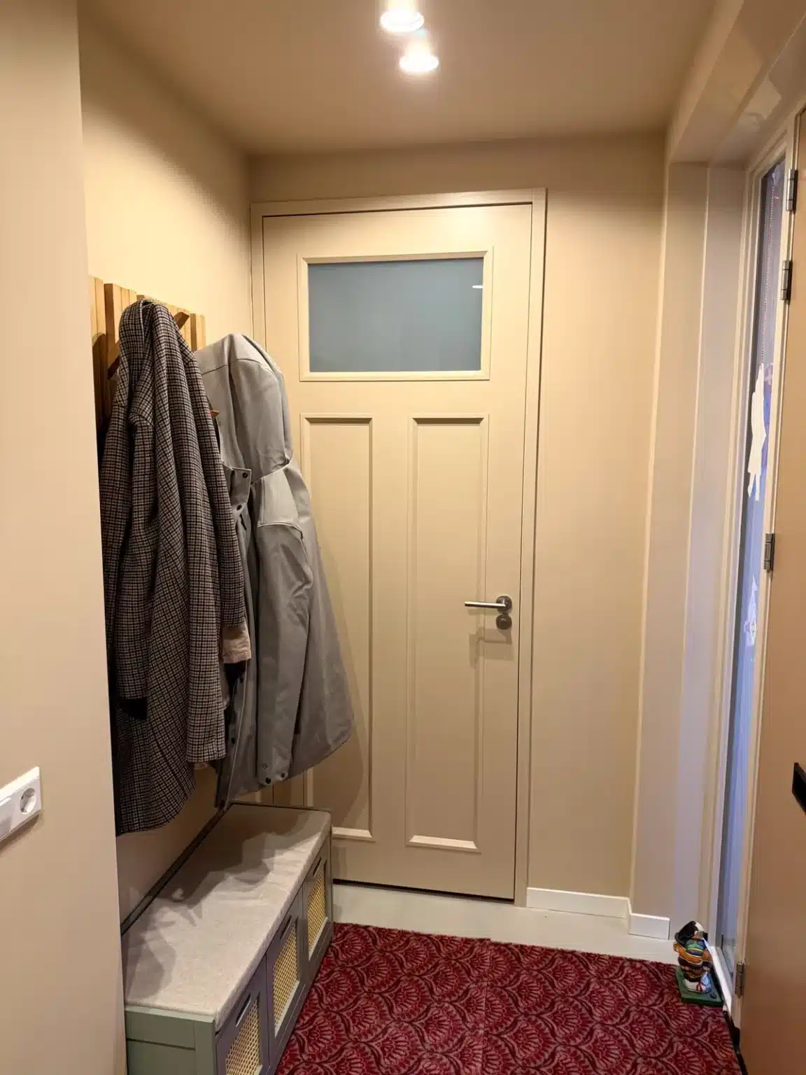 Garderobe met jas naast de voordeur, Berkel en Rodenrijs