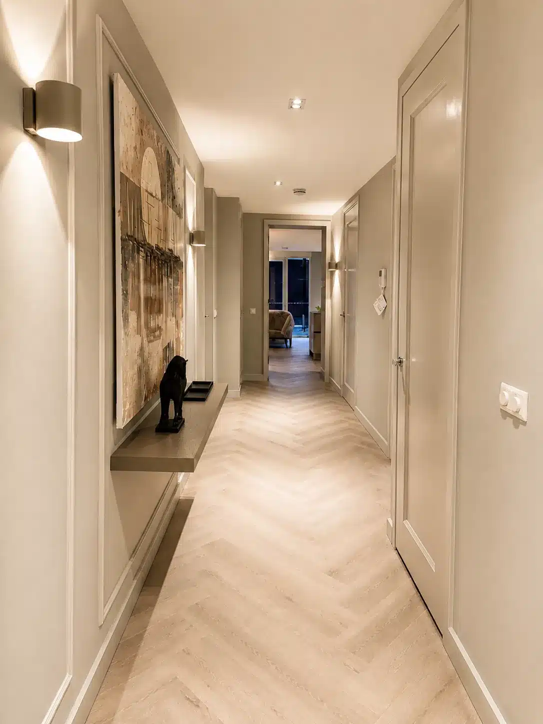 Hal met doorkijk en beeld na complete renovatie, Ouddorp