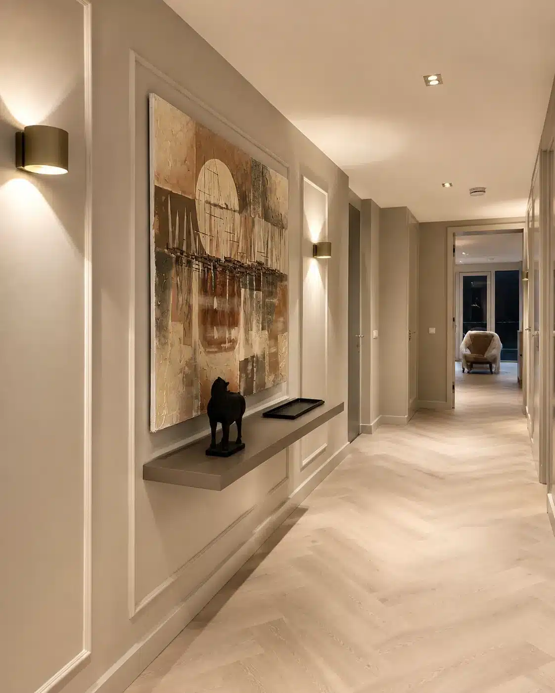 Hal met natuursteenwand en beeld na complete renovatie, Ouddorp