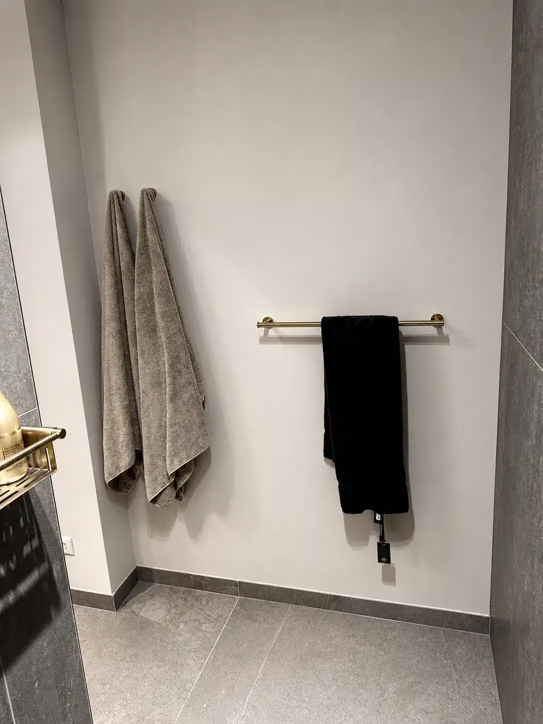 Handdoekrek met zwarte handdoek naast de douche, Rotterdam
