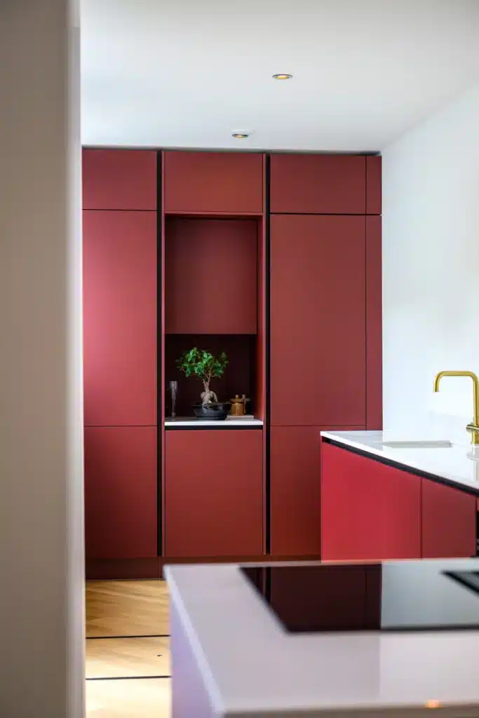 Keuken met bordeauxrode kastenwand na complete renovatie, Schiedam