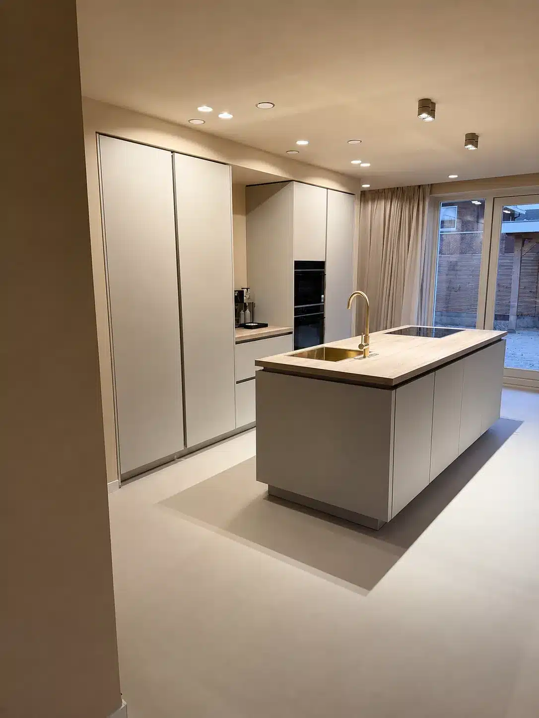 Keuken met kookeiland en witte kastenwand, nieuwbouw Berkel en Rodenrijs