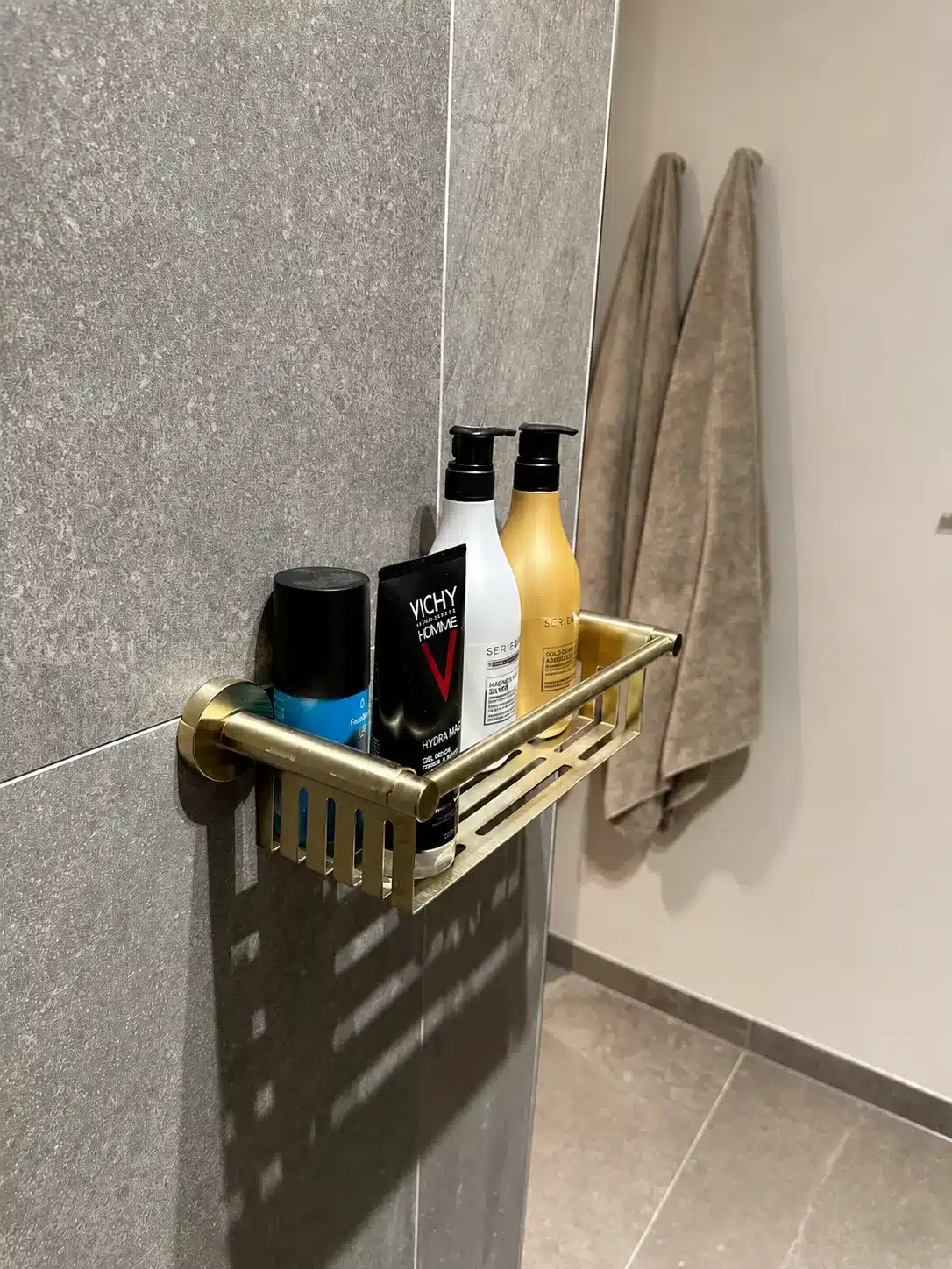 Planchet met verzorgingsproducten in de doucheruimte, Rotterdam