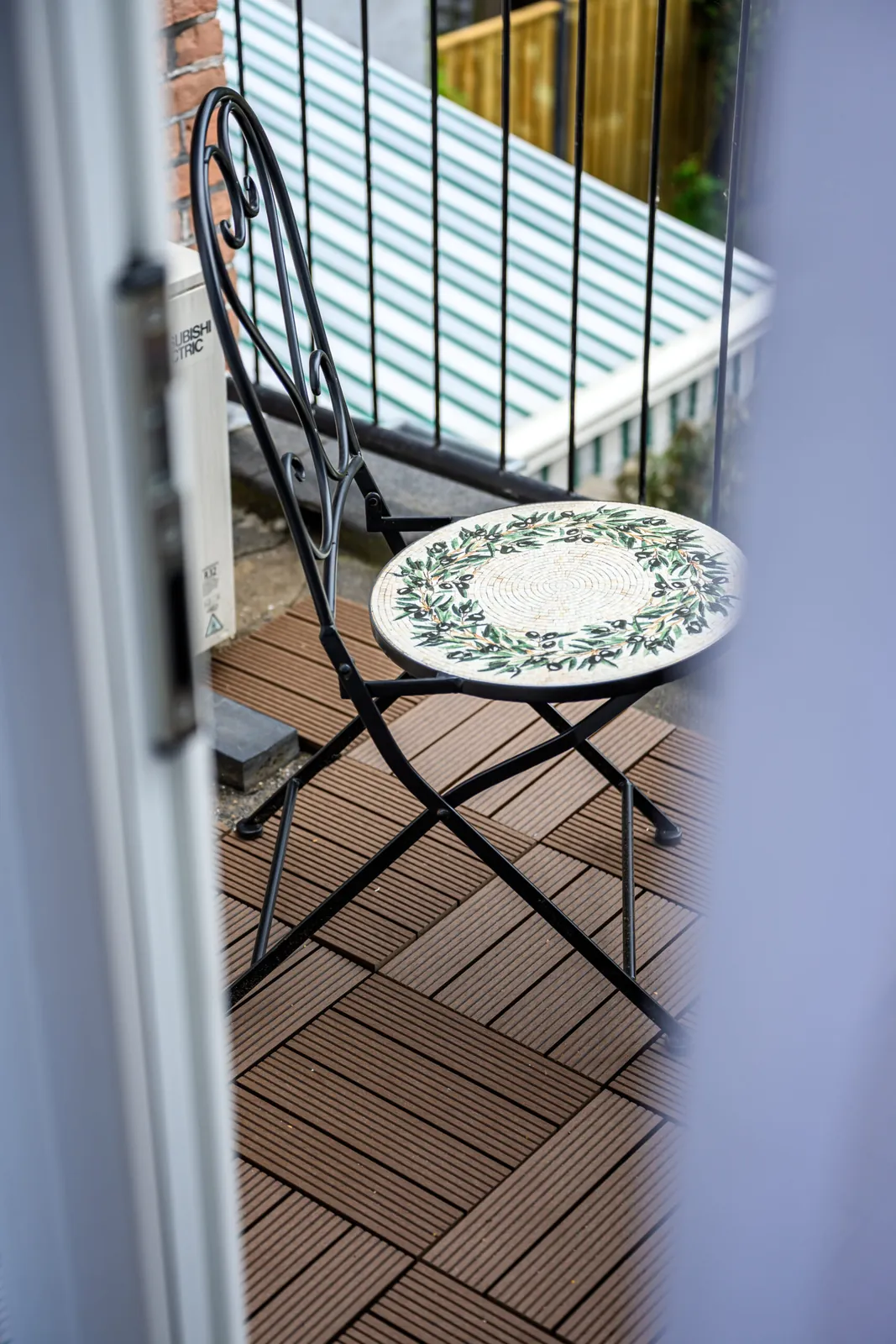Terras met tuintafel en stoel na complete renovatie, Schiedam