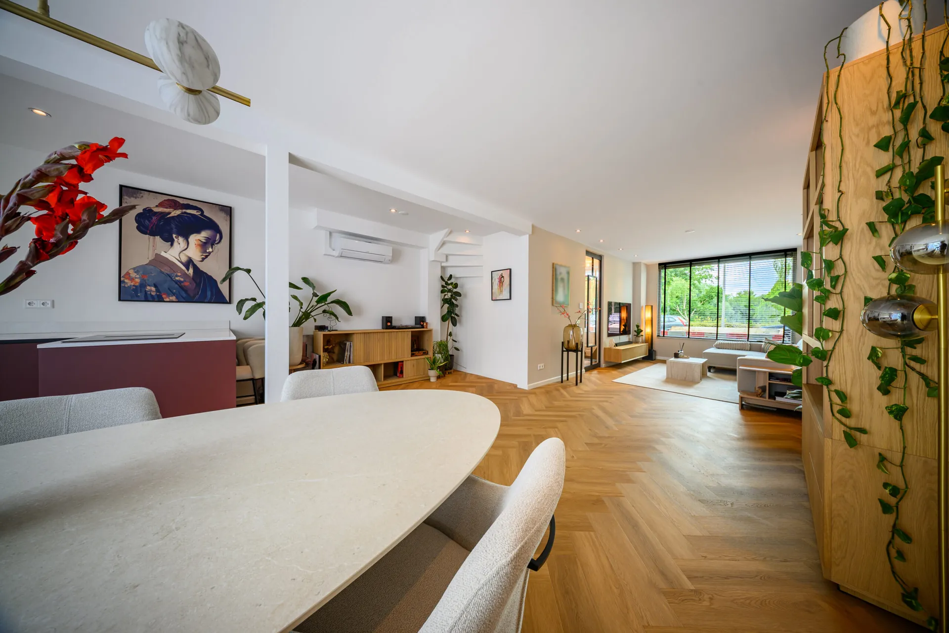 Woonkamer met visgraatvloer en eethoek na complete renovatie,
