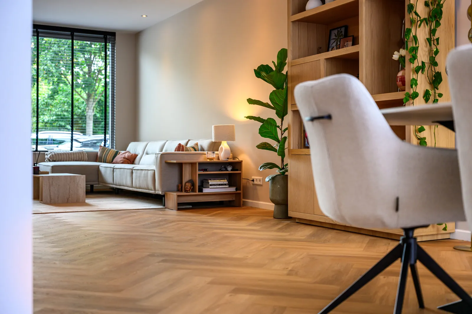 Woonkamer met visgraatvloer en werkplek na renovatie, Schiedam