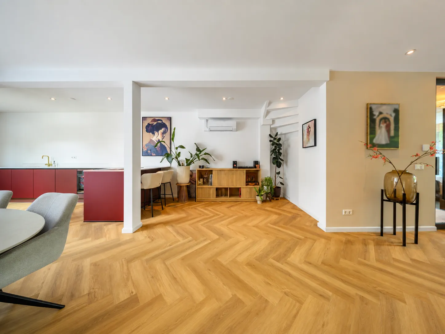 Woonkamer na complete renovatie met visgraatvloer, jaren 30 woning Schiedam
