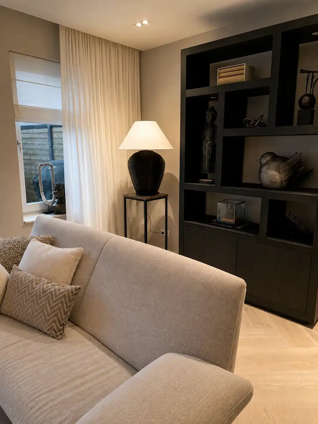Zithoek met bank en decoratie na complete renovatie, Ouddorp