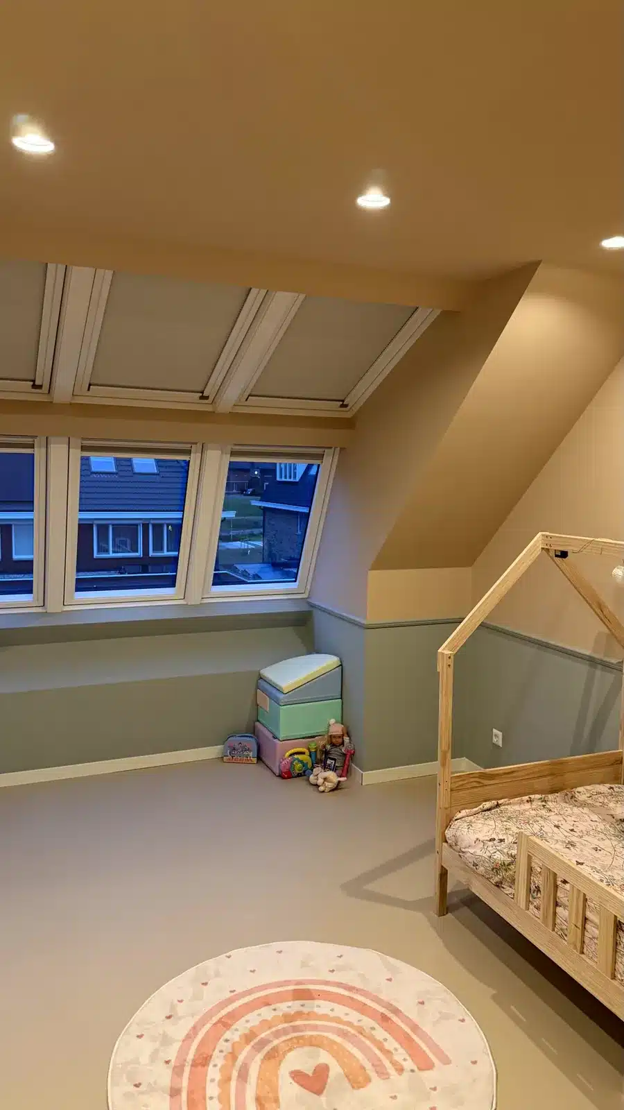 Zolder met glazen balustrade en houten leuning, Berkel en Rodenrijs