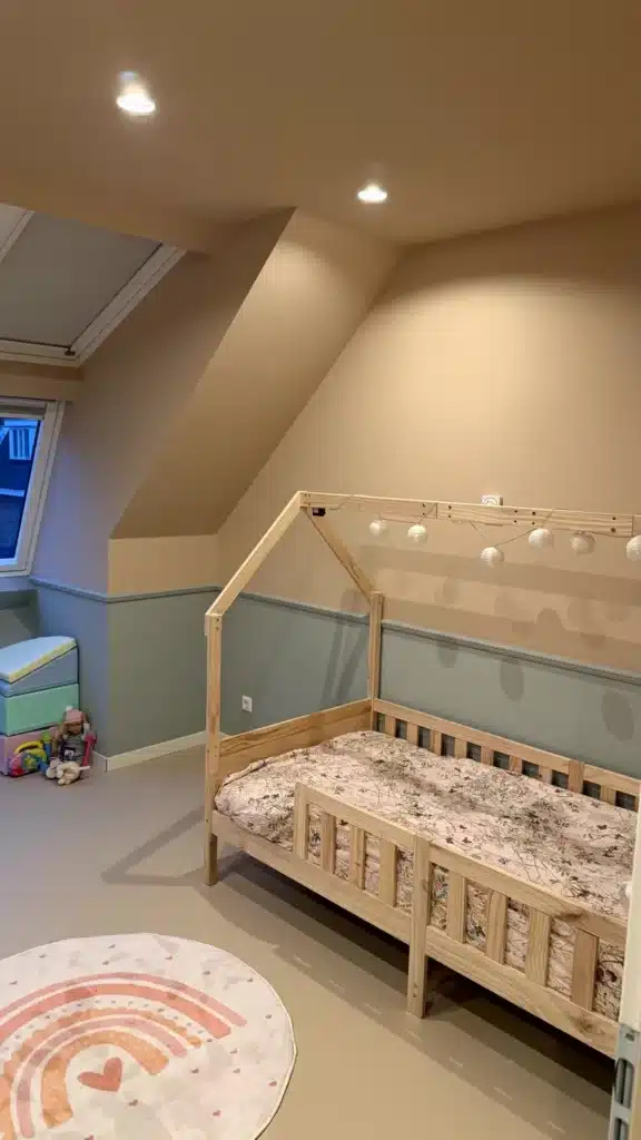 Zolder met houten balustrade en lichtsnoer, Berkel en Rodenrijs