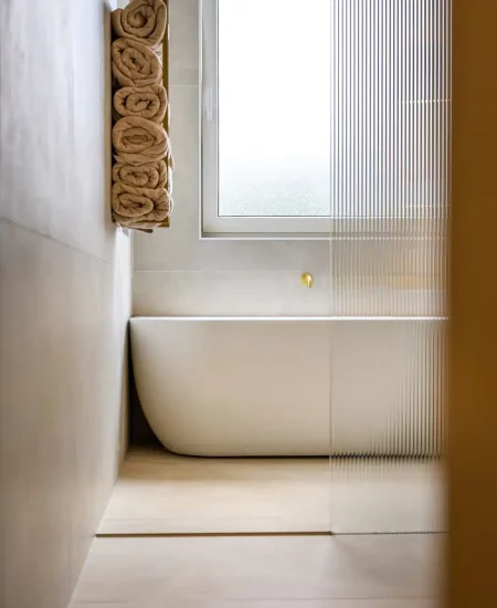 Badkamer met ligbad en raam na renovatie, Schiedam