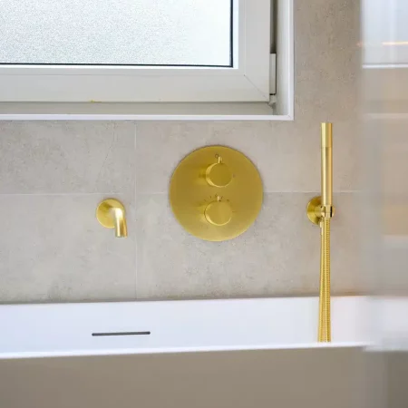 Detail van goudkleurige douchekraan na renovatie, Schiedam