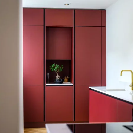 Keuken met bordeauxrode kastenwand na complete renovatie, Schiedam