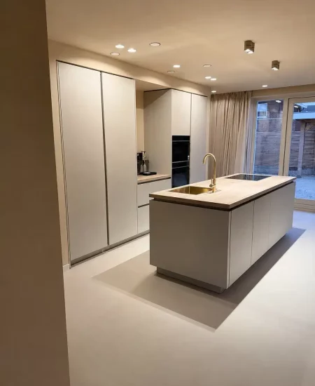 Keuken met kookeiland en witte kastenwand, nieuwbouw Berkel en Rodenrijs