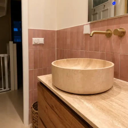 Natuurstenen waskom op wastafelblad na renovatie, Den Haag