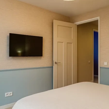 Slaapkamer met televisie aan de wand, Berkel en Rodenrijs