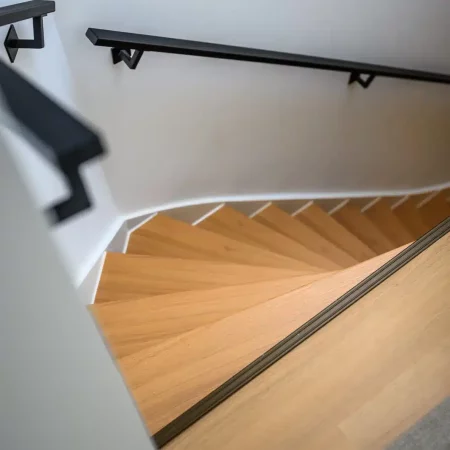 Trap met houten treden van bovenaf gezien na renovatie, Schiedam
