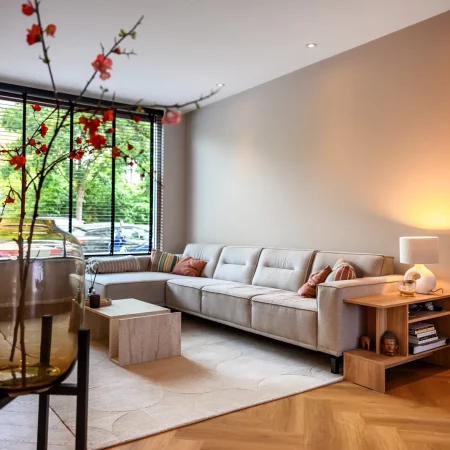 Woonkamer met bank en tuindeuren na complete renovatie, Schiedam